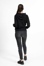 Load image into Gallery viewer, LE SWEAT-SHIRT A CAPUCHE NOIR POCHES LATERALES FENIXEYVI