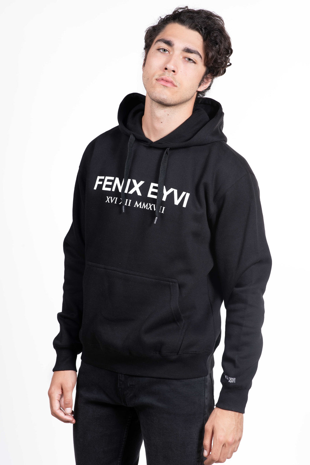 LE SWEAT A CAPUCHE NOIR FENIXEYVI